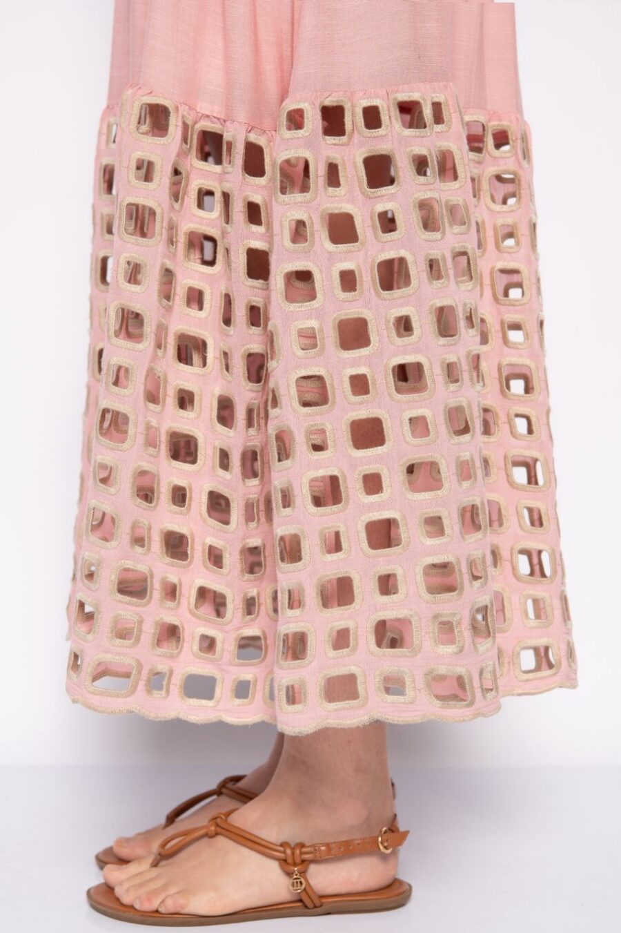 Vestido midi bordado com mangas bufantes rosa - Eduarda - Imagem 4