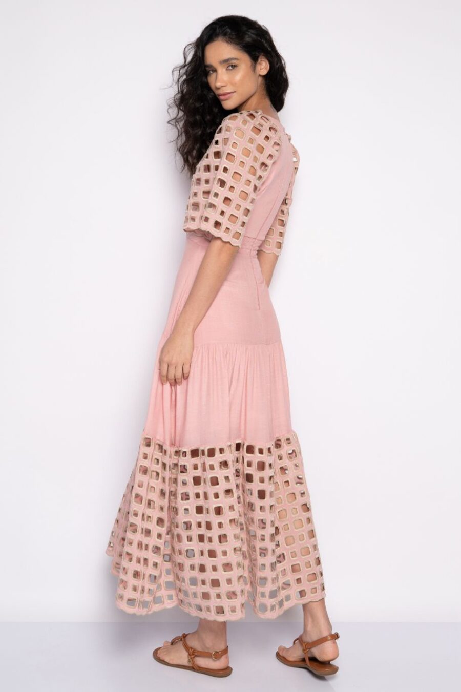 Vestido midi bordado com mangas bufantes rosa - Eduarda - Imagem 3
