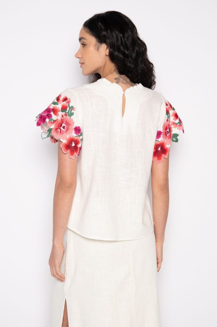 Blusa bordada gola alta off white - Lívia - Imagem 3