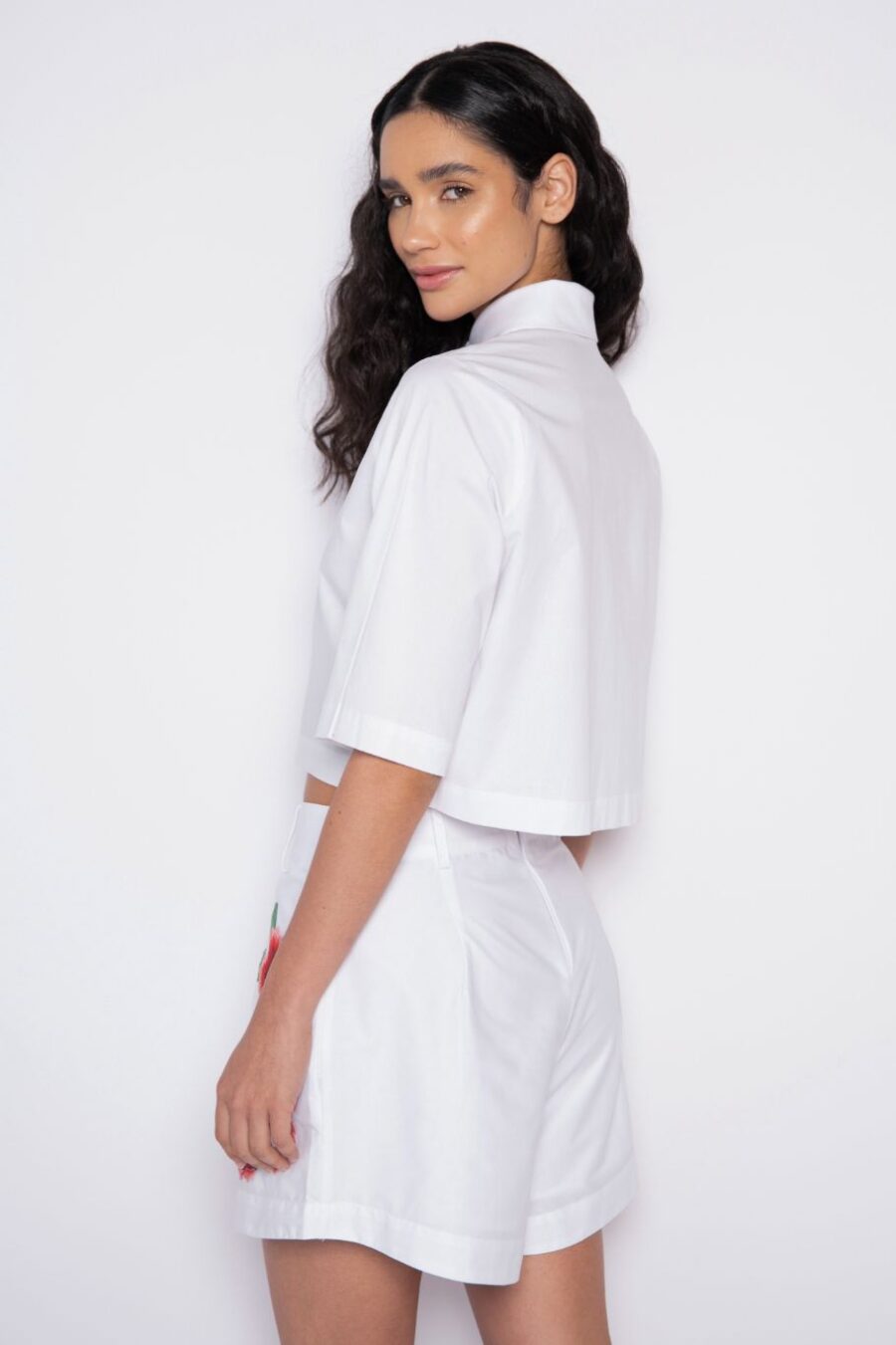 Camisa cropped bordada com mangas curtas branca - Kássia - Imagem 3