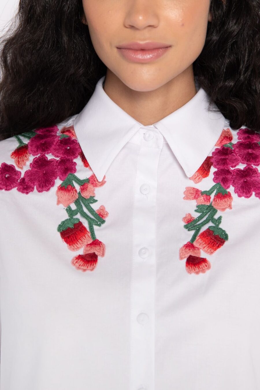 Camisa cropped bordada com mangas curtas branca - Kássia - Imagem 4