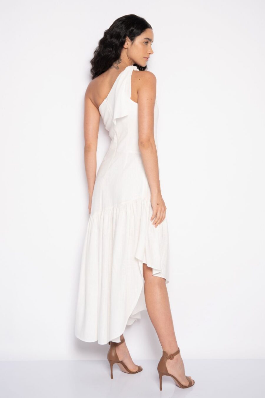 Vestido midi assimétrico bordado ombro só off white - Eliane - Imagem 3
