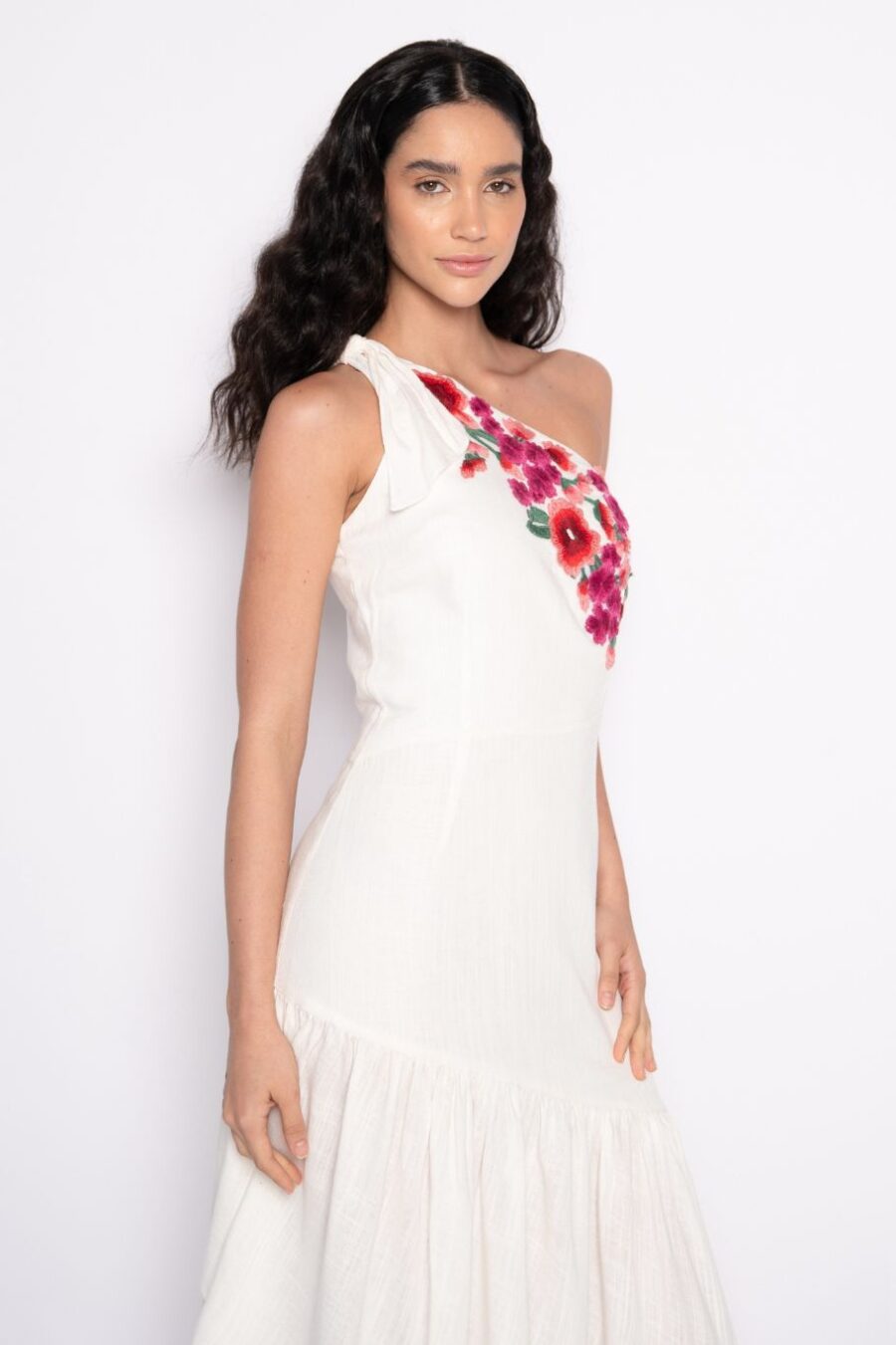 Vestido midi assimétrico bordado ombro só off white - Eliane - Imagem 2