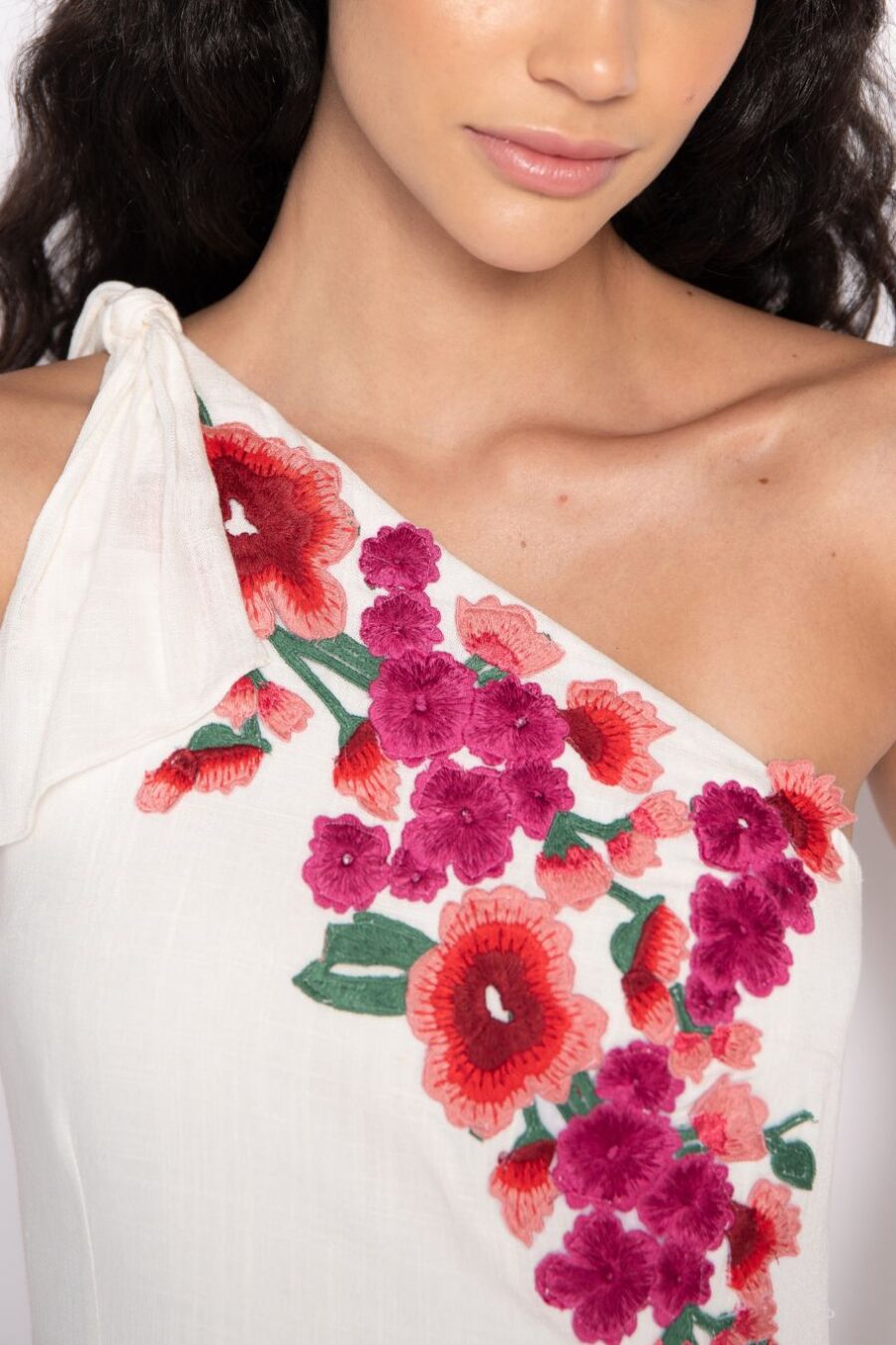 Vestido midi assimétrico bordado ombro só off white - Eliane - Imagem 4