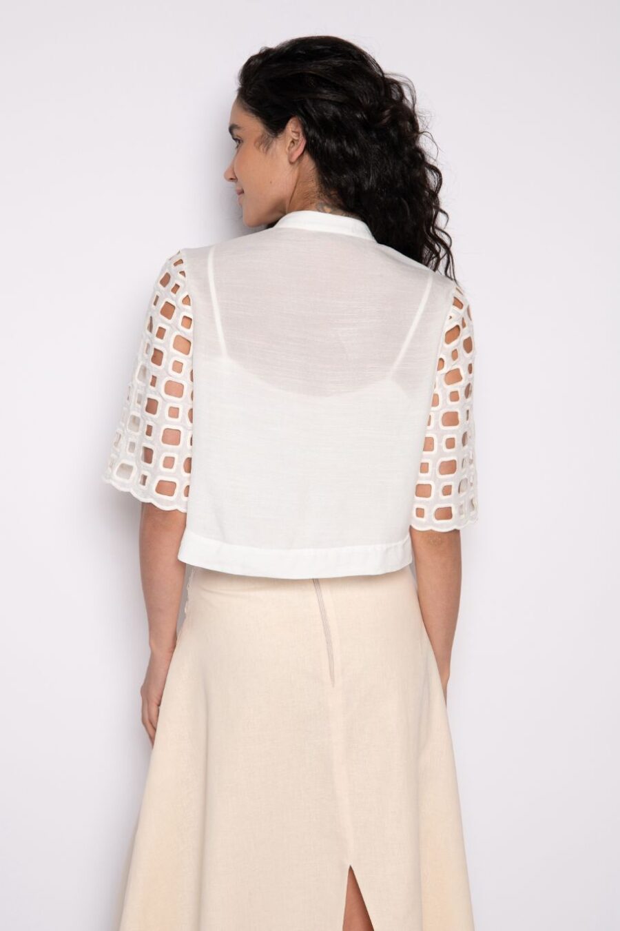 Camisa cropped bordada com gola mandarim off white - Angélica - Imagem 3