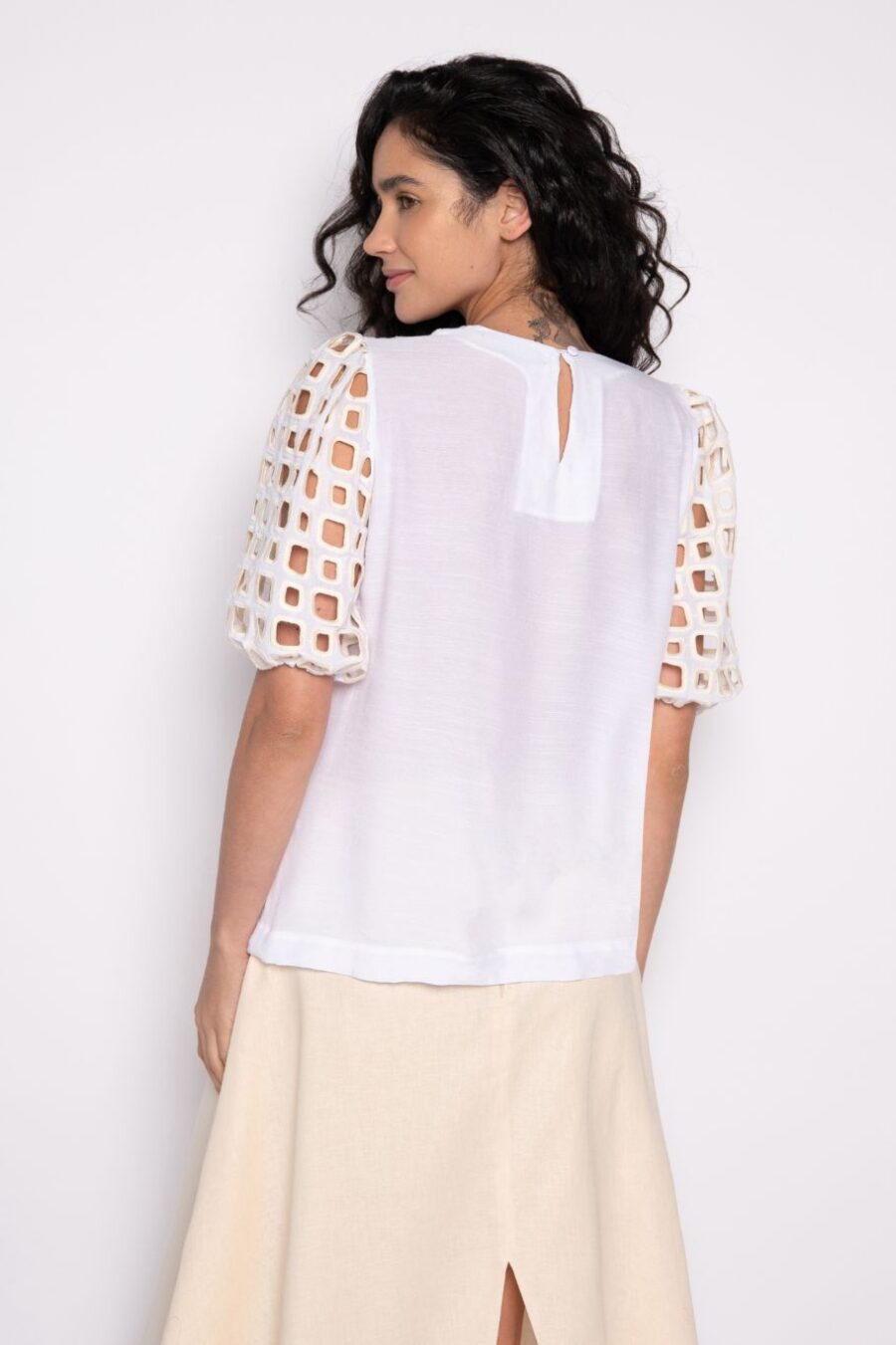Blusa bordada com mangas bufantes branco/bege - Cibele - Imagem 3