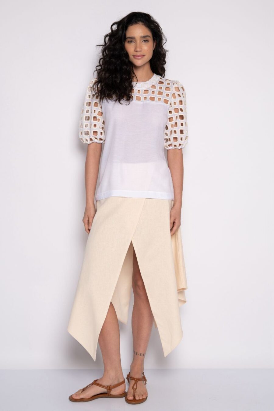 Blusa bordada com mangas bufantes branco/bege - Cibele - Imagem 2