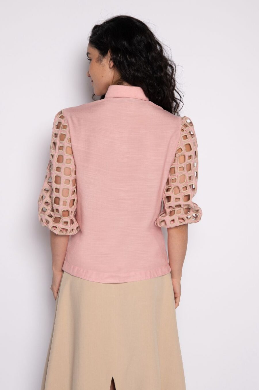 Camisa bordada com mangas bufantes 3/4 e abotoamento frontal rosa/caqui - Duda - Imagem 3