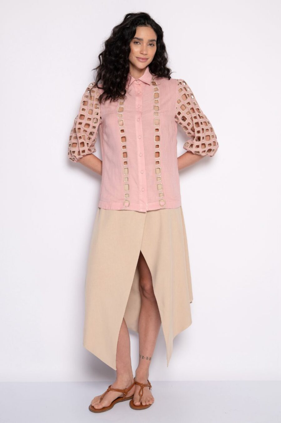 Camisa bordada com mangas bufantes 3/4 e abotoamento frontal rosa/caqui - Duda - Imagem 2