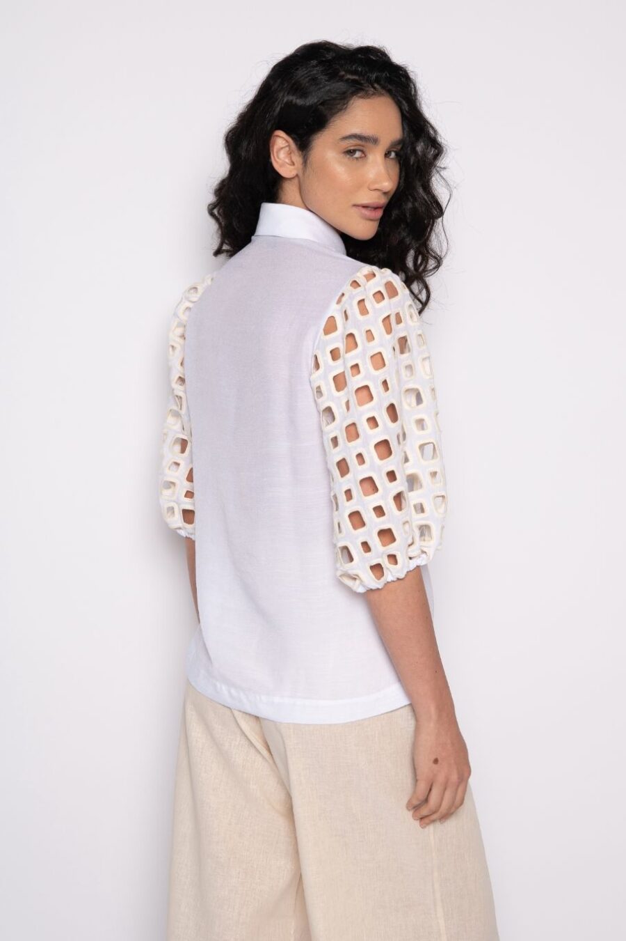 Camisa bordada com mangas bufantes 3/4 e abotoamento frontal branco/bege - Duda - Imagem 3