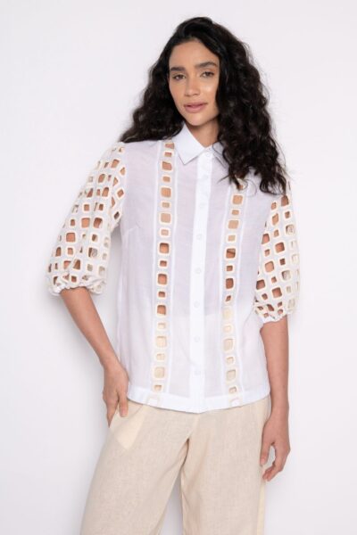 Camisa bordada com mangas bufantes 3/4 e abotoamento frontal branco/bege - Duda