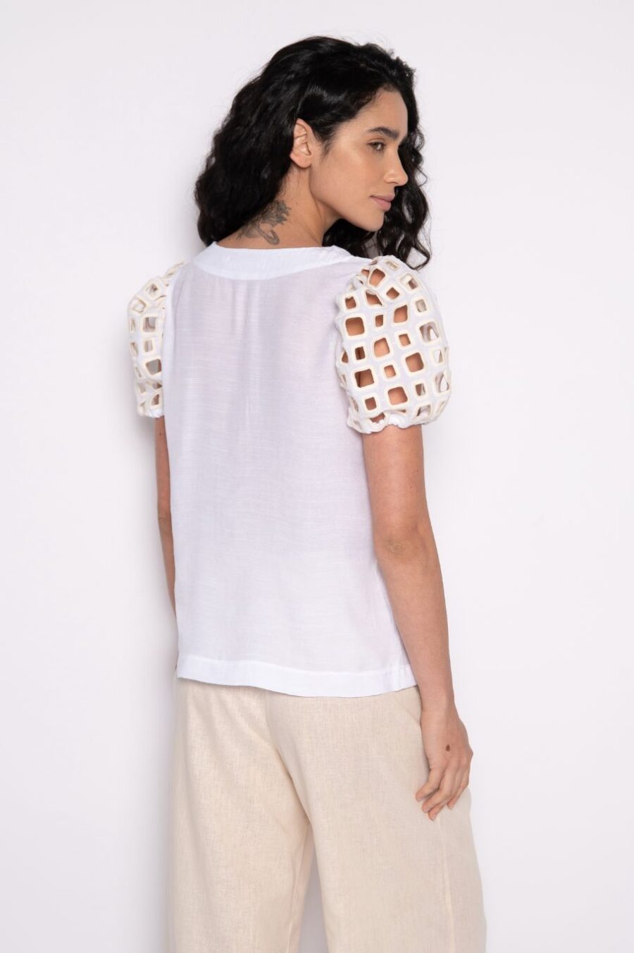 Blusa bordada com mangas curtas bufantes branco/bege - Léia - Imagem 3