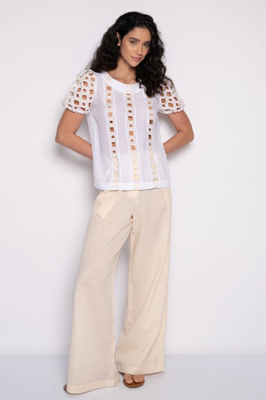 Blusa bordada com mangas curtas bufantes branco/bege - Léia - Imagem 2