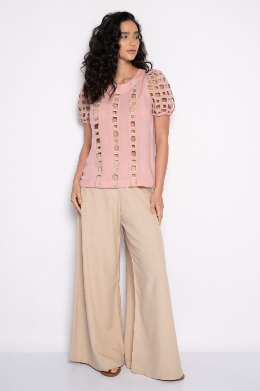 Blusa bordada com mangas curtas bufantes rosa/caqui - Léia - Imagem 2