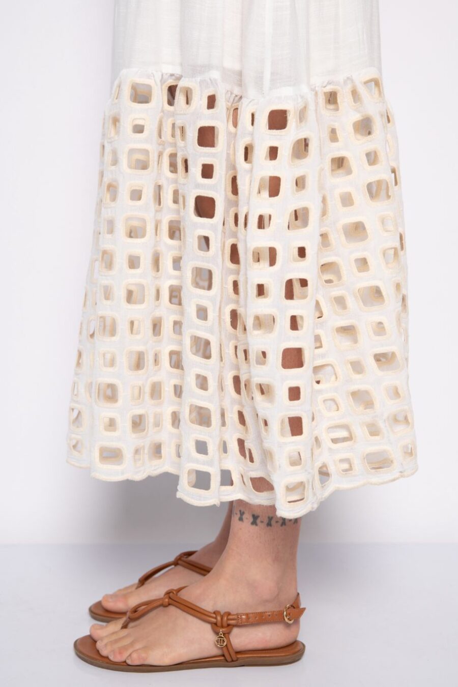 Vestido midi bordado com mangas bufantes off white - Eduarda - Imagem 4