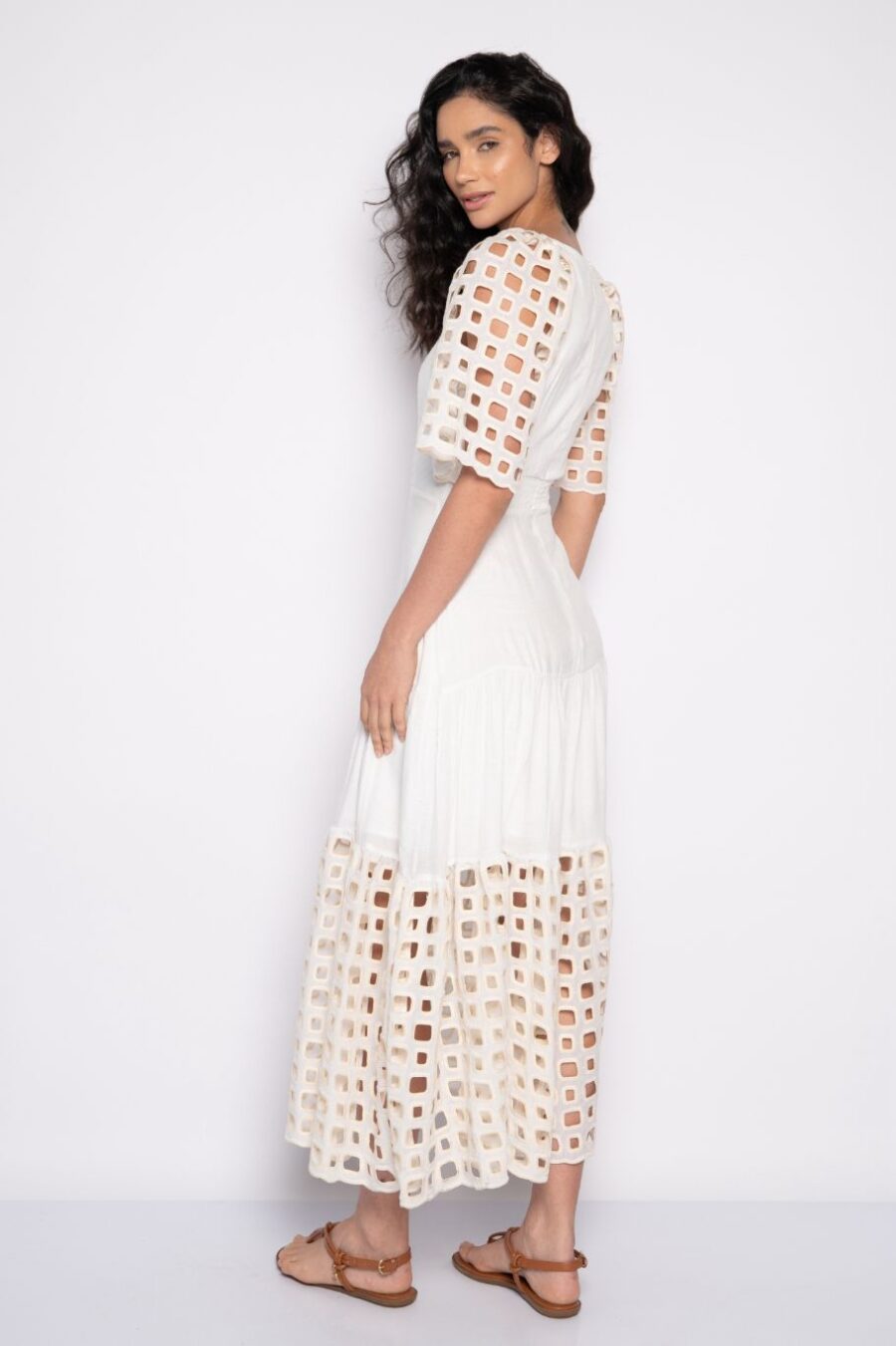 Vestido midi bordado com mangas bufantes off white - Eduarda - Imagem 2