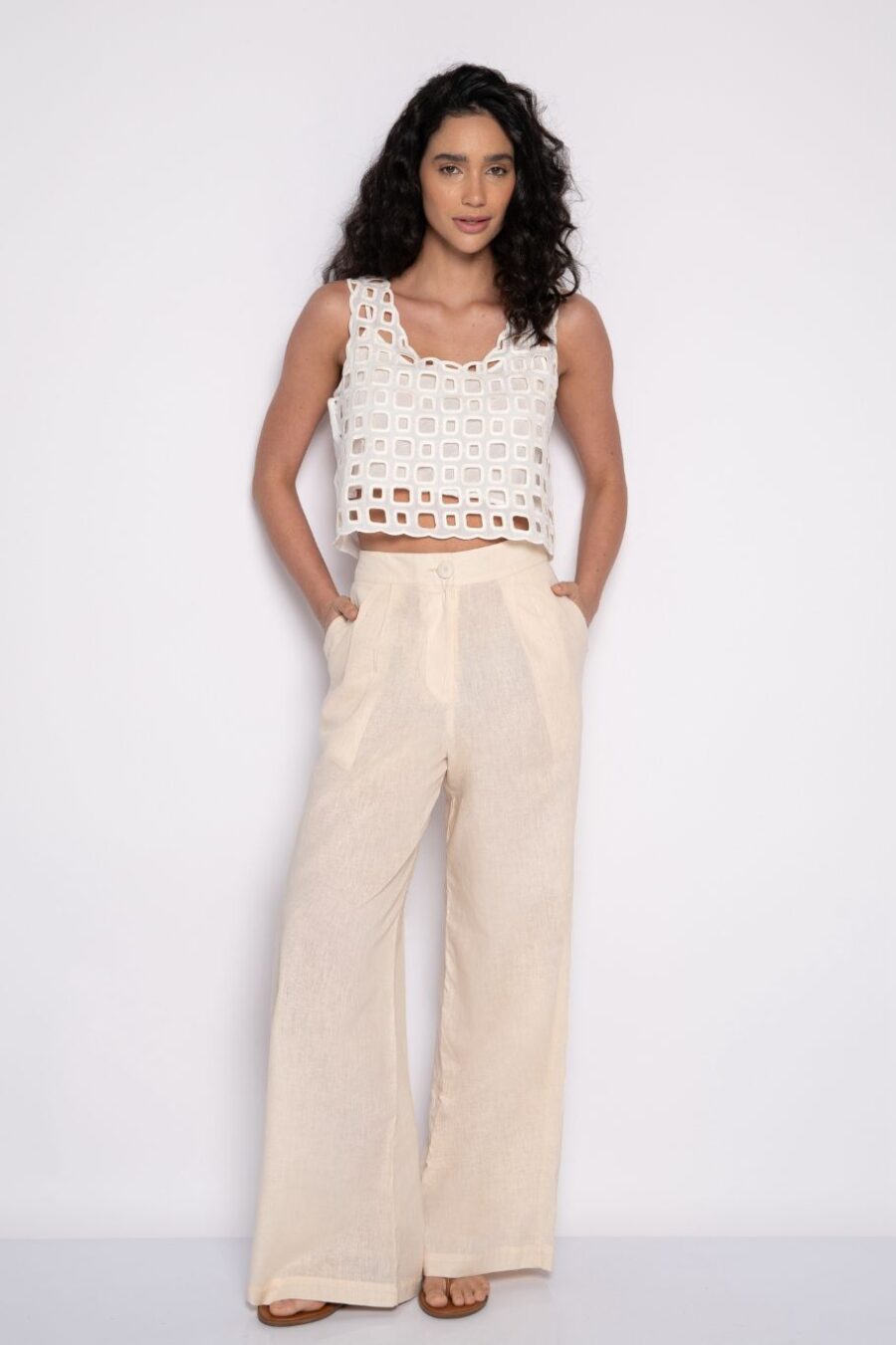 Cropped bordado com decote em U off white - Carmem - Imagem 3