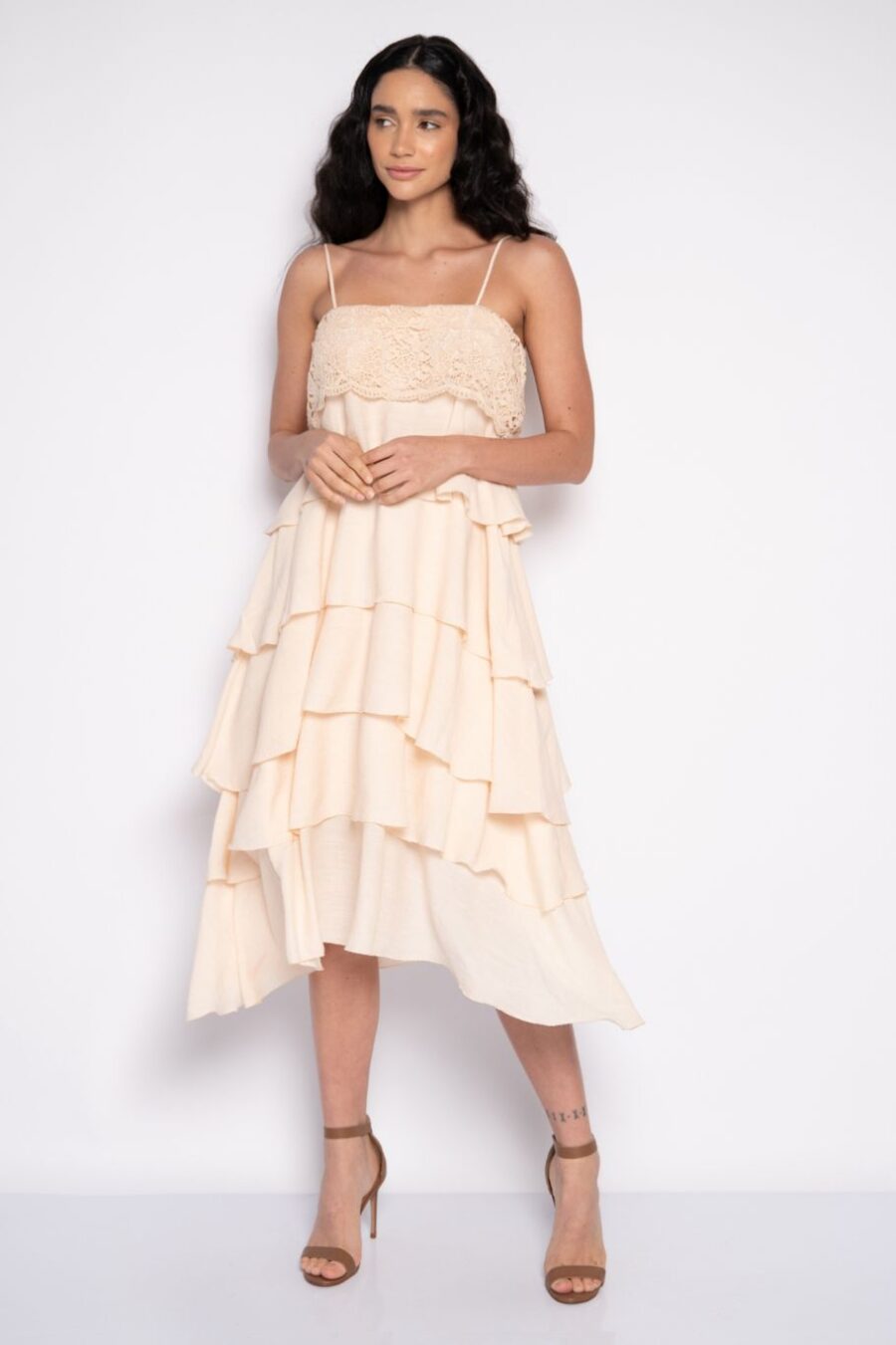 Vestido midi bordado com babados e alças creme - Bruna - Imagem 2