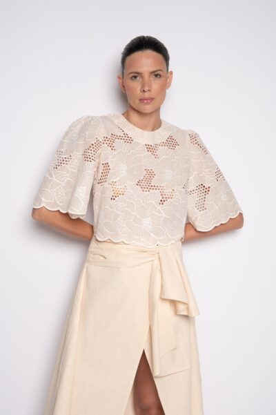 Camisa cropped bordada bege - Alexandra