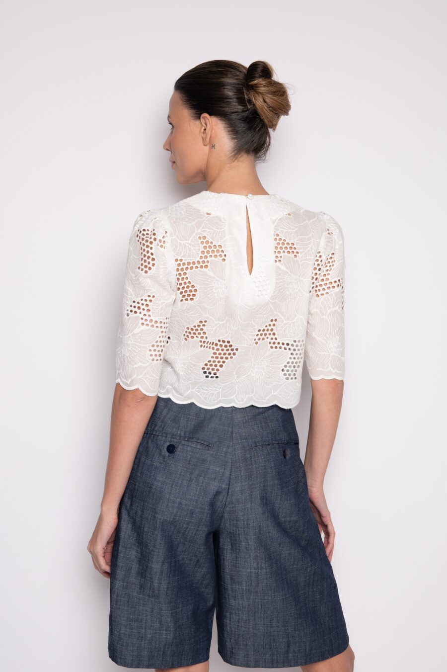 Camisa cropped bordada off white - Alexandra - Imagem 3