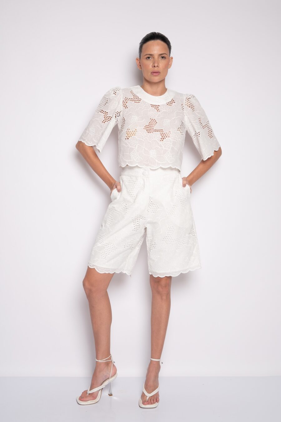 Camisa cropped bordada off white - Alexandra - Imagem 2