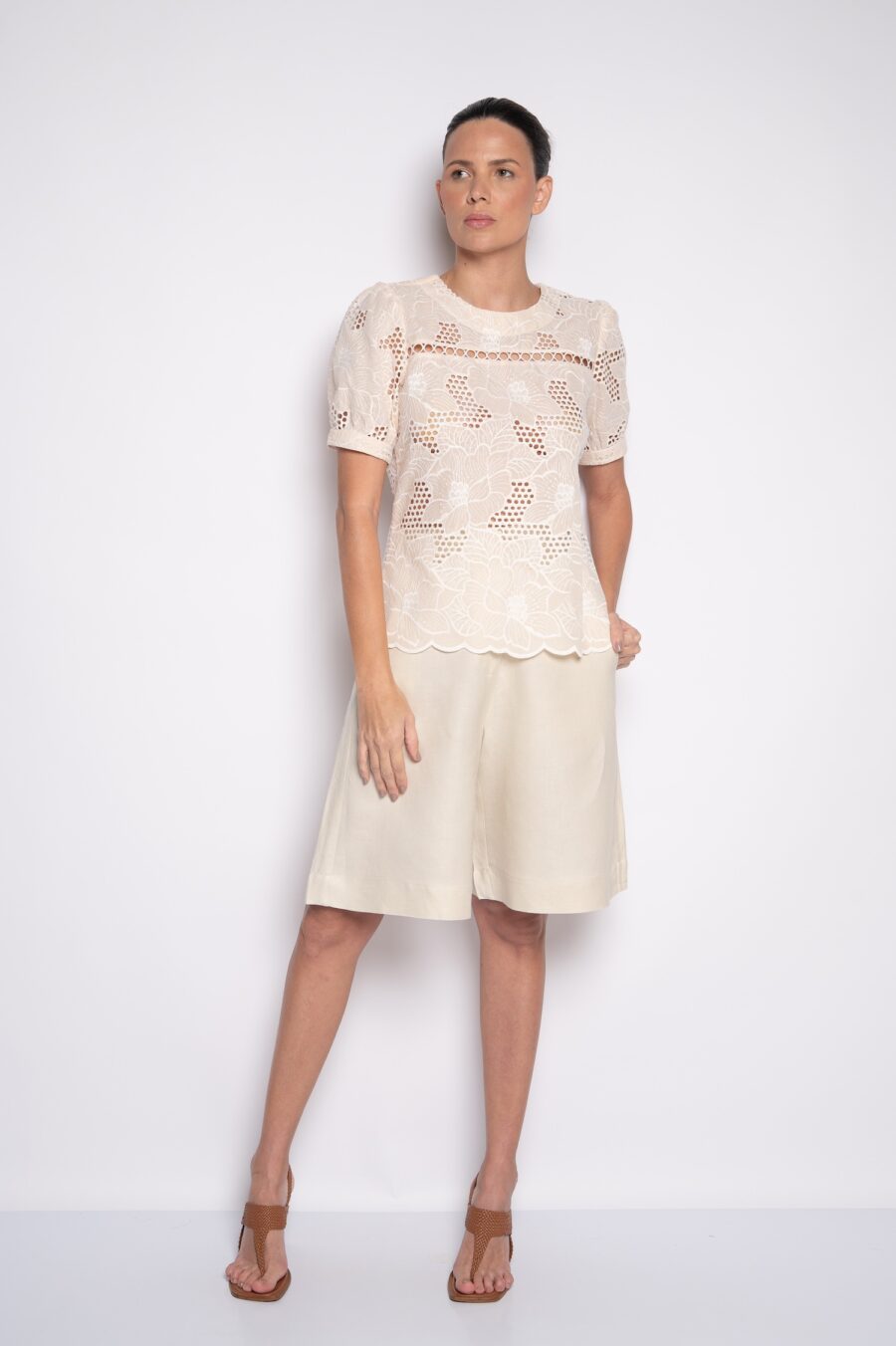Blusa Bordada com Mangas Curtas Bege - Shirley - Imagem 3