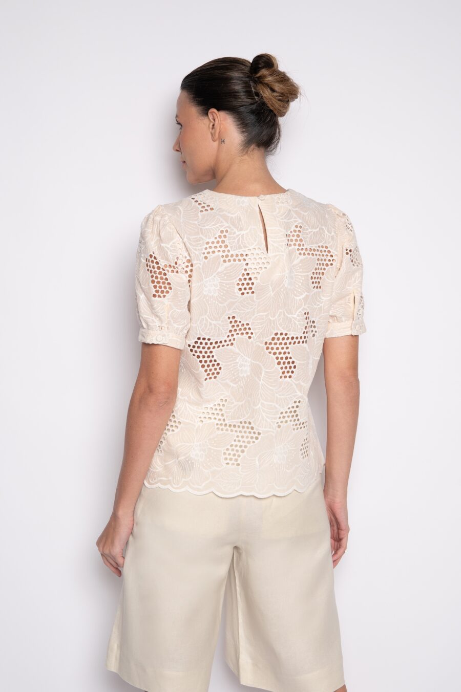 Blusa Bordada com Mangas Curtas Bege - Shirley - Imagem 4