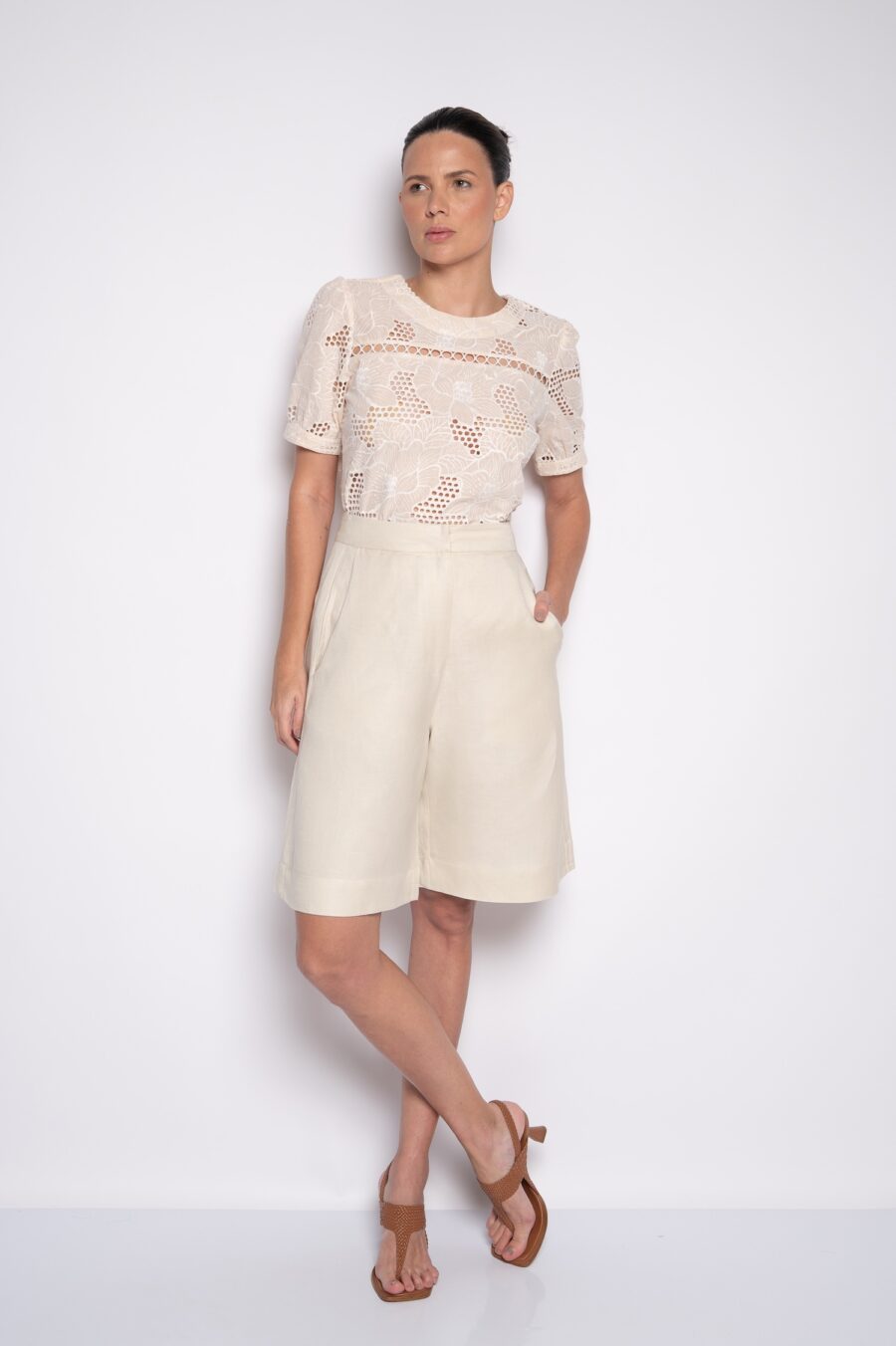 Blusa Bordada com Mangas Curtas Bege - Shirley - Imagem 2