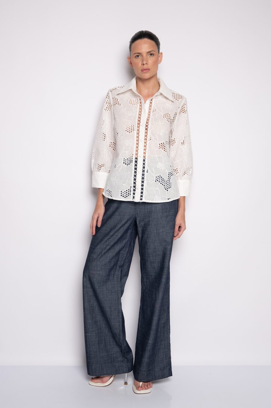 Camisa Bordada com Mangas 3/4 e Gola Tradicional Off White - Rafaella - Imagem 2