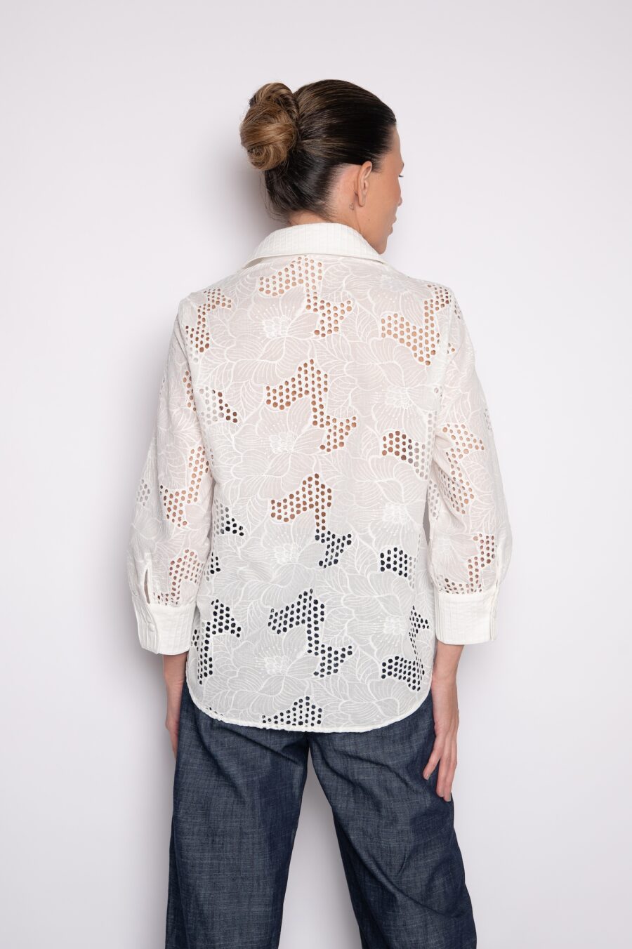 Camisa Bordada com Mangas 3/4 e Gola Tradicional Off White - Rafaella - Imagem 5