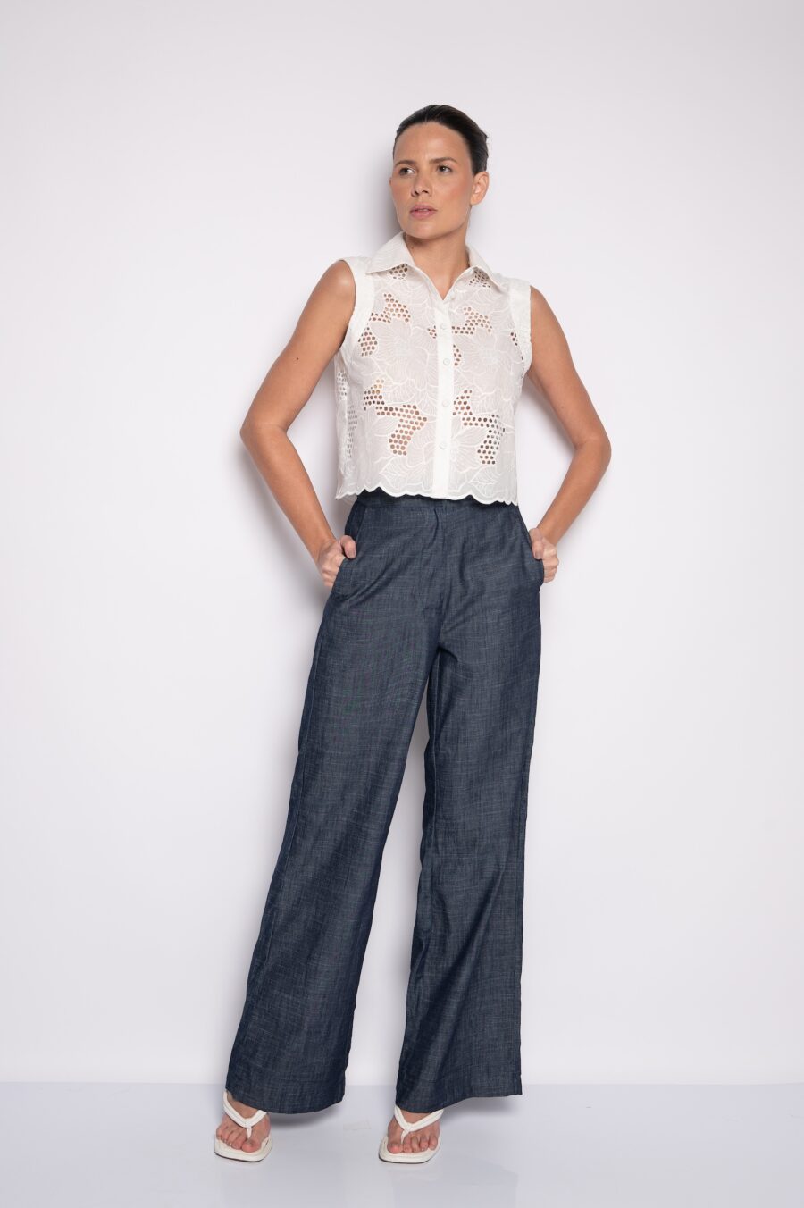 Camisa Cropped Cavada Bordada Off White - Keila - Imagem 2