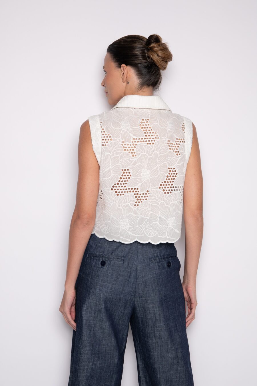 Camisa Cropped Cavada Bordada Off White - Keila - Imagem 5