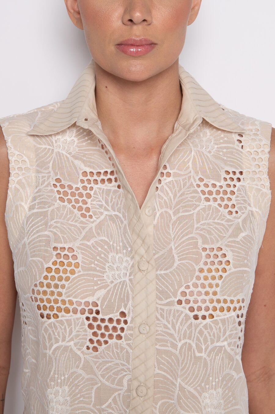 Camisa Cropped Cavada Bordada Bege - Keila - Imagem 4