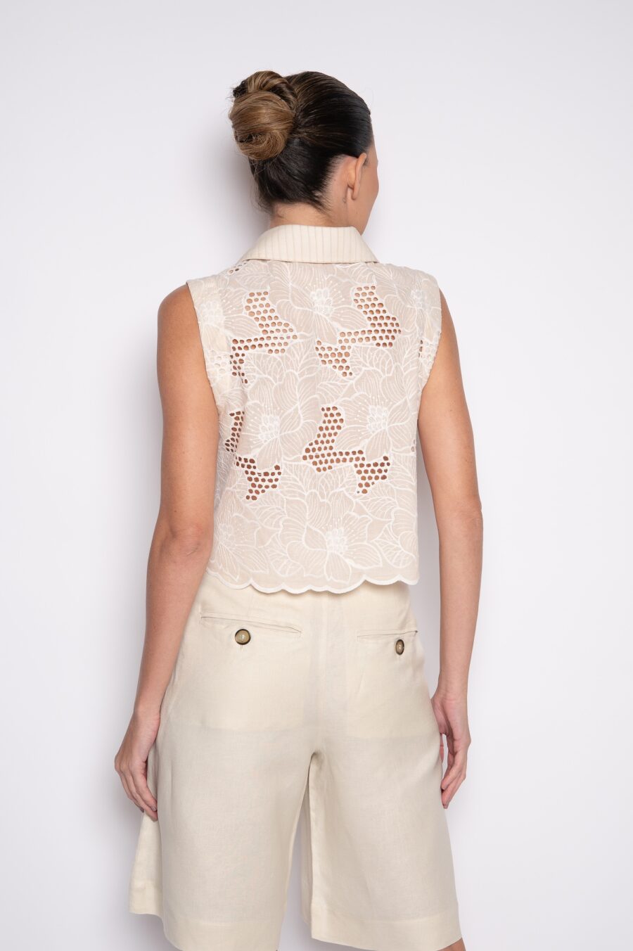 Camisa Cropped Cavada Bordada Bege - Keila - Imagem 5