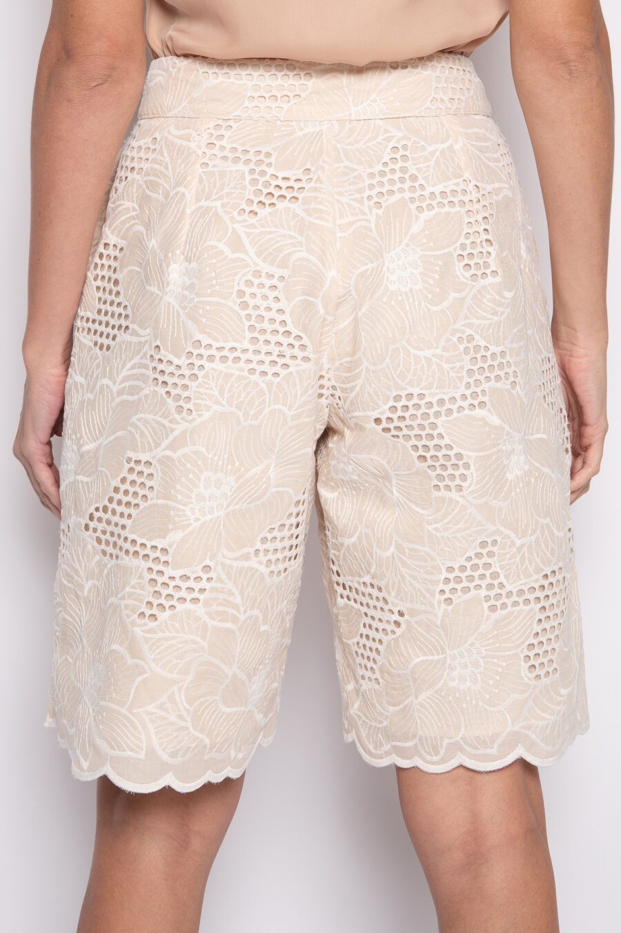 Bermuda Bordada com Bolsos Frontais Bege - Nicole - Imagem 4