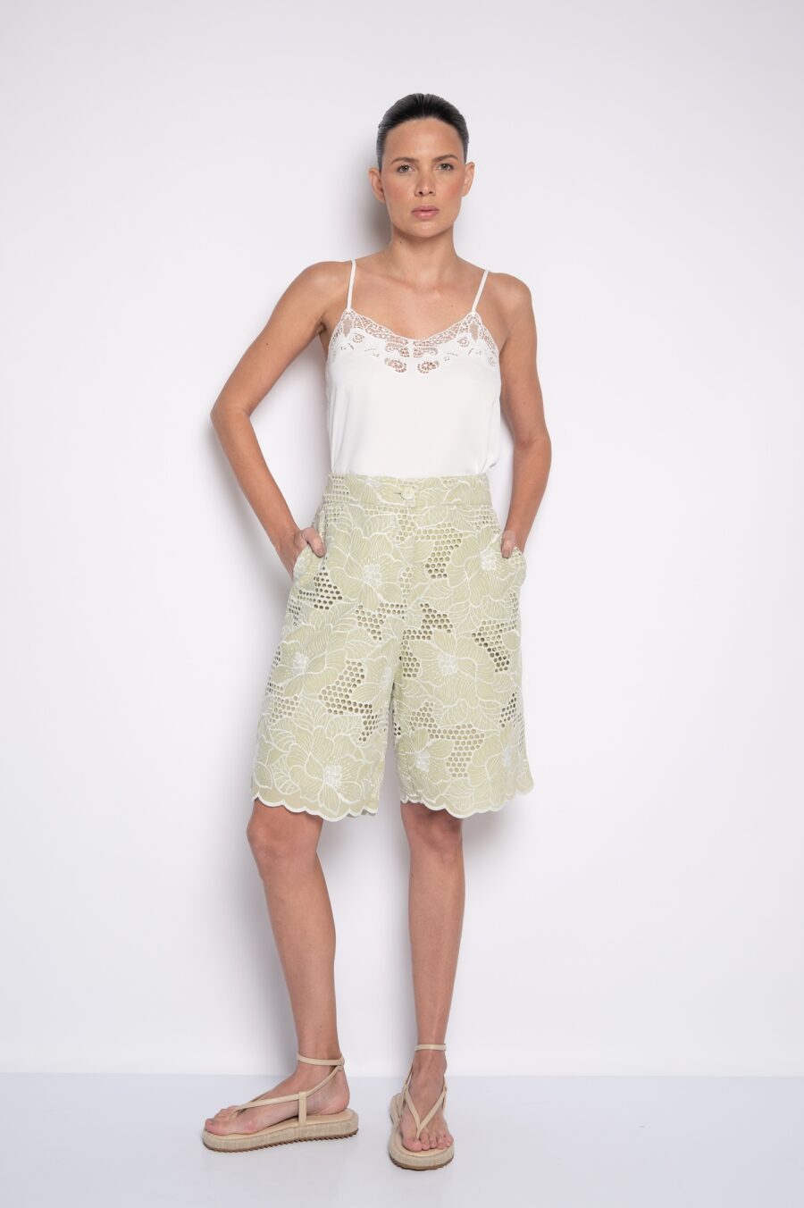 Bermuda Bordada com Bolsos Frontais Verde - Nicole
