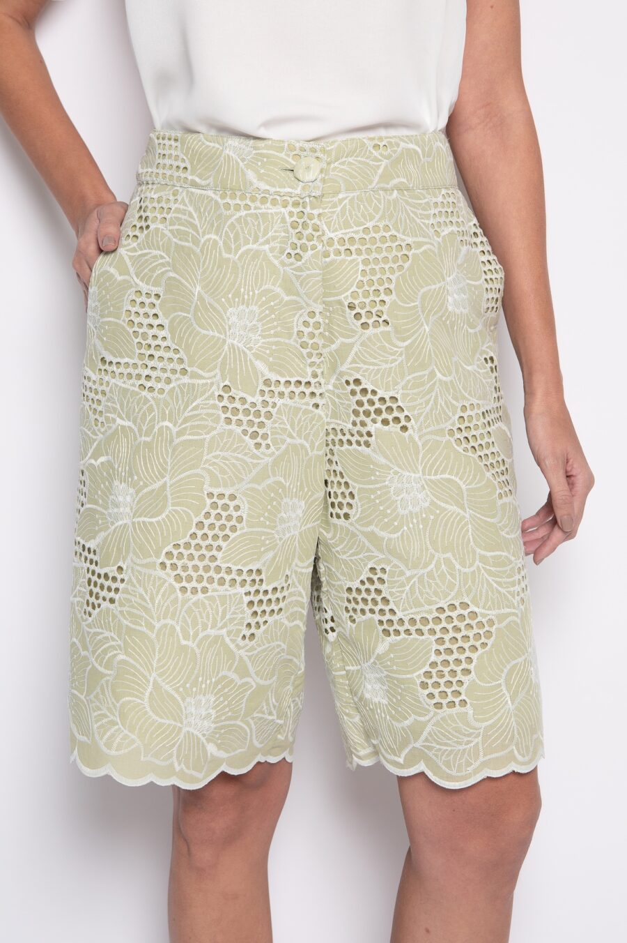 Bermuda Bordada com Bolsos Frontais Verde - Nicole - Imagem 3