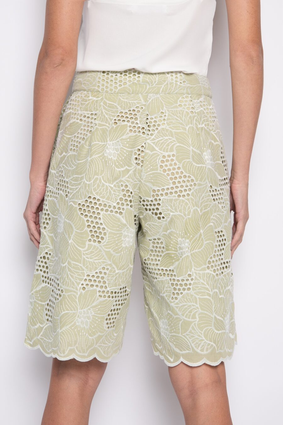 Bermuda Bordada com Bolsos Frontais Verde - Nicole - Imagem 4