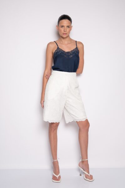 Bermuda Bordada com Bolsos Frontais Off White - Nicole