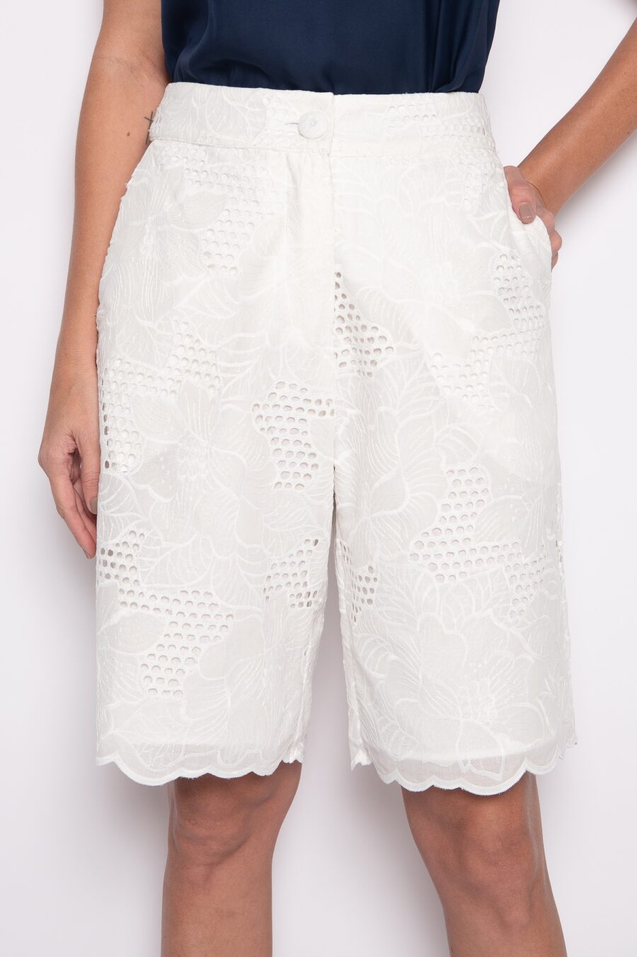 Bermuda Bordada com Bolsos Frontais Off White - Nicole - Imagem 3