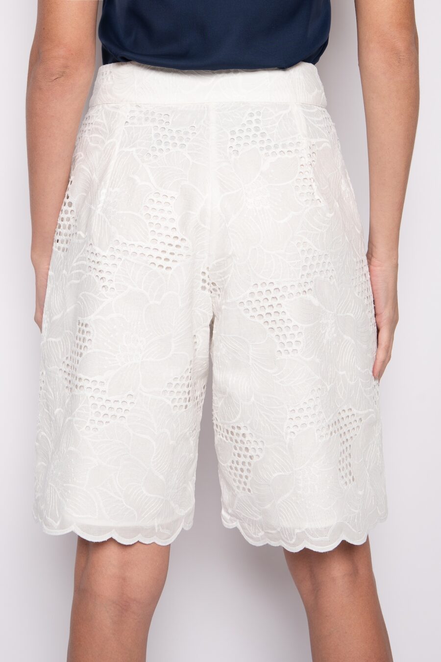 Bermuda Bordada com Bolsos Frontais Off White - Nicole - Imagem 4