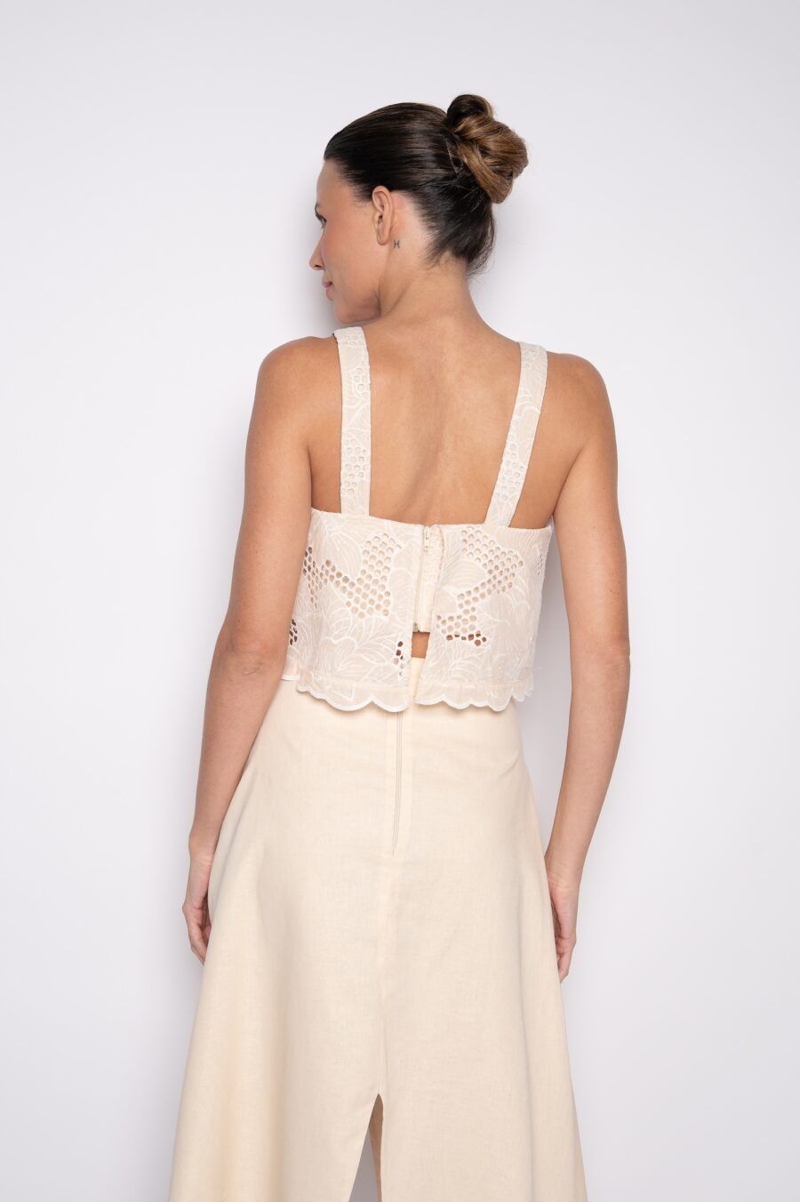 Blusa Cropped Bordada com Decote Quadrado Bege - Maya - Imagem 5