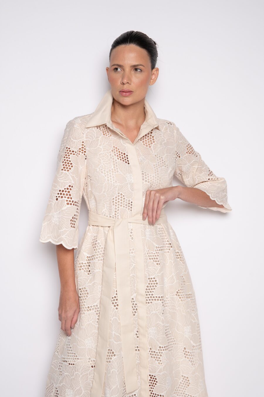 Vestido Bordado Midi com Gola Tradicional e Mangas 3/4 Bege - Cristina - Imagem 3