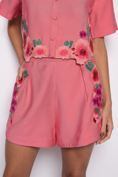 Short curto em algodão bordado rosa - Bella