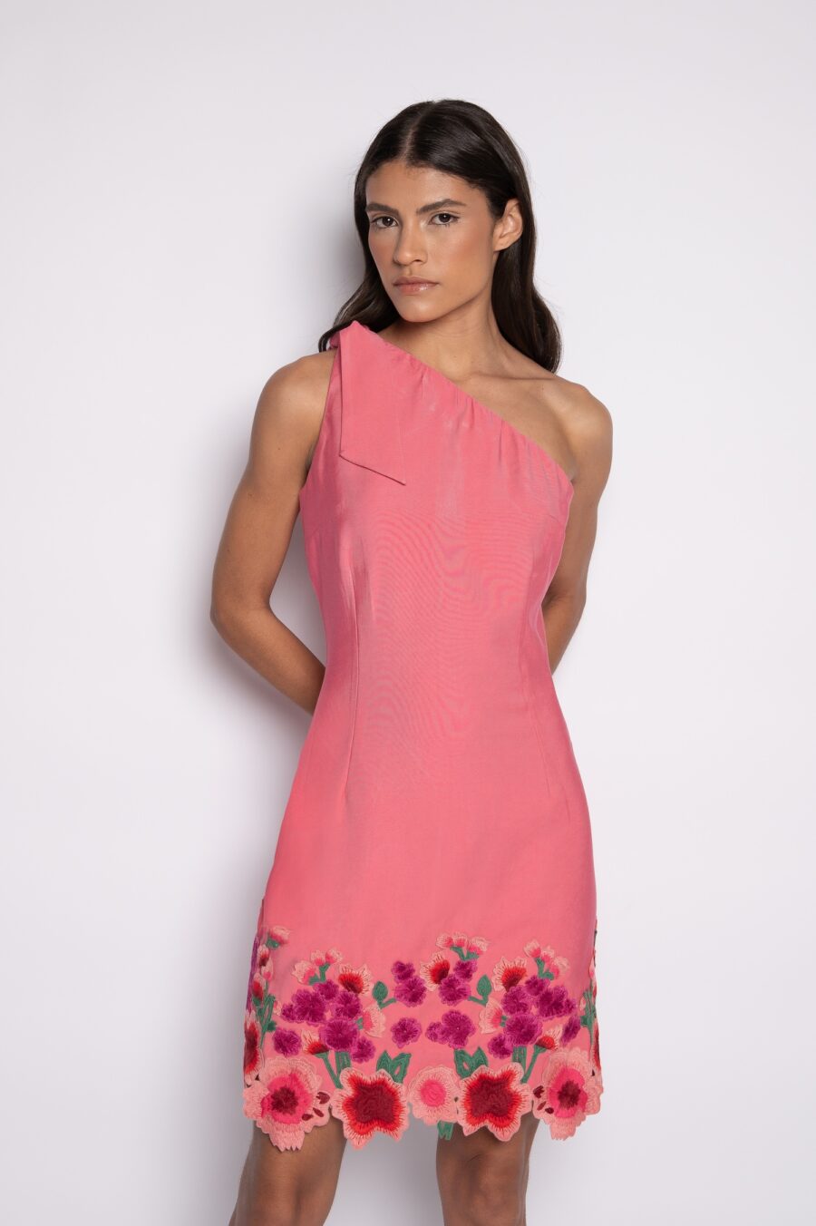 Vestido curto bordado ombro só Rosa - Edith