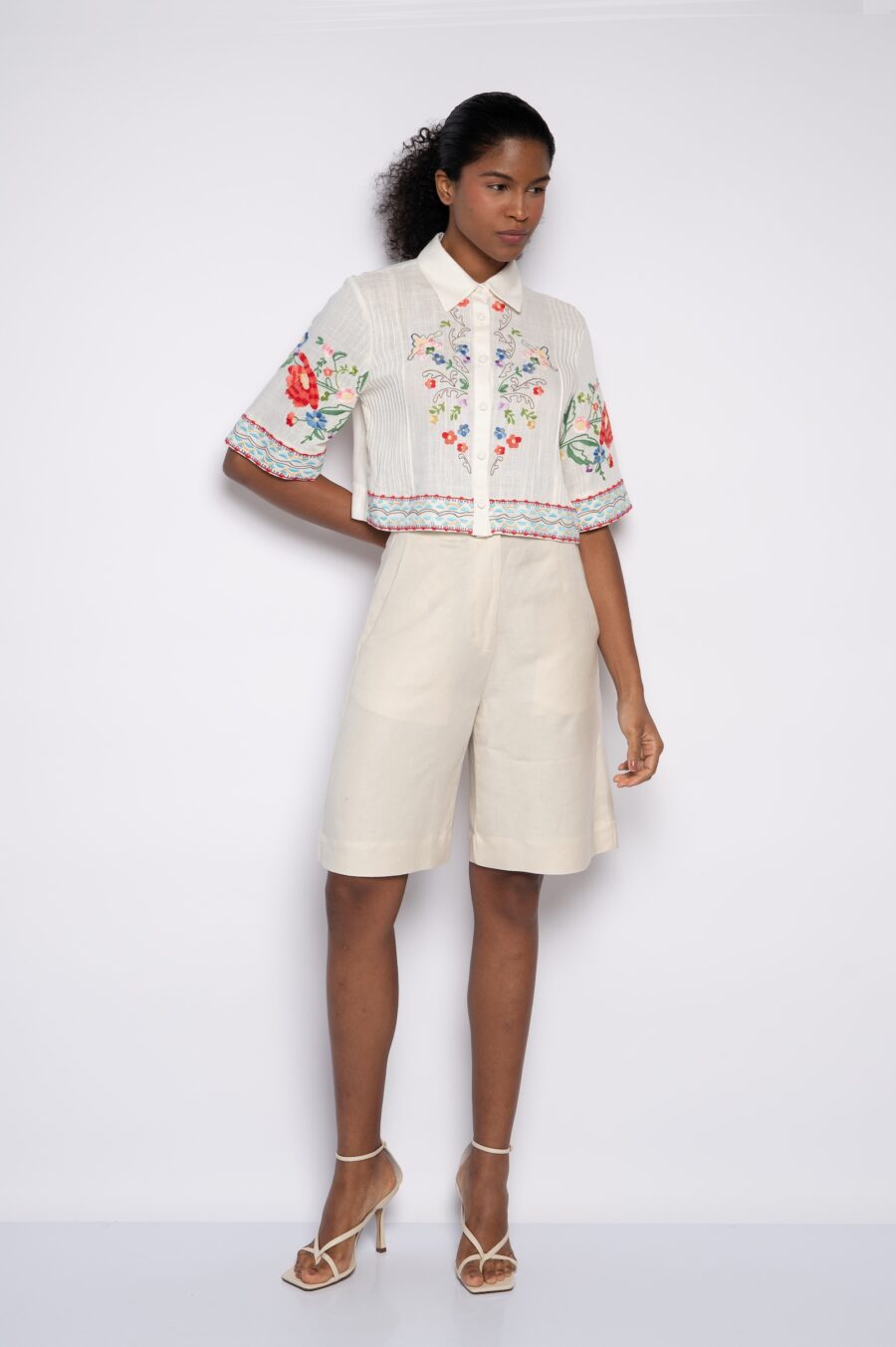 Camisa cropped com nervuras e bordado floral off white - Ana - Imagem 4