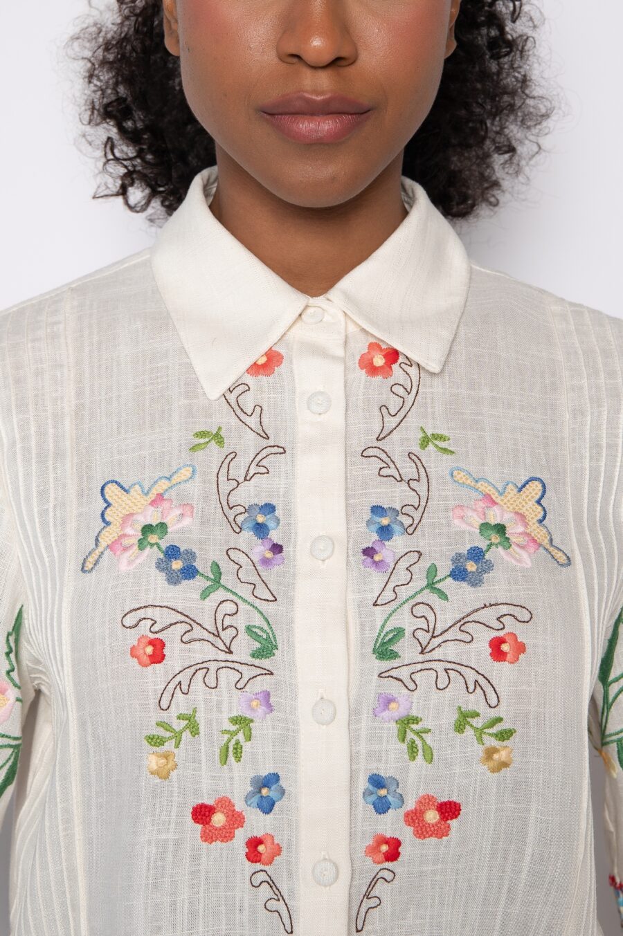 Camisa cropped com nervuras e bordado floral off white - Ana - Imagem 2