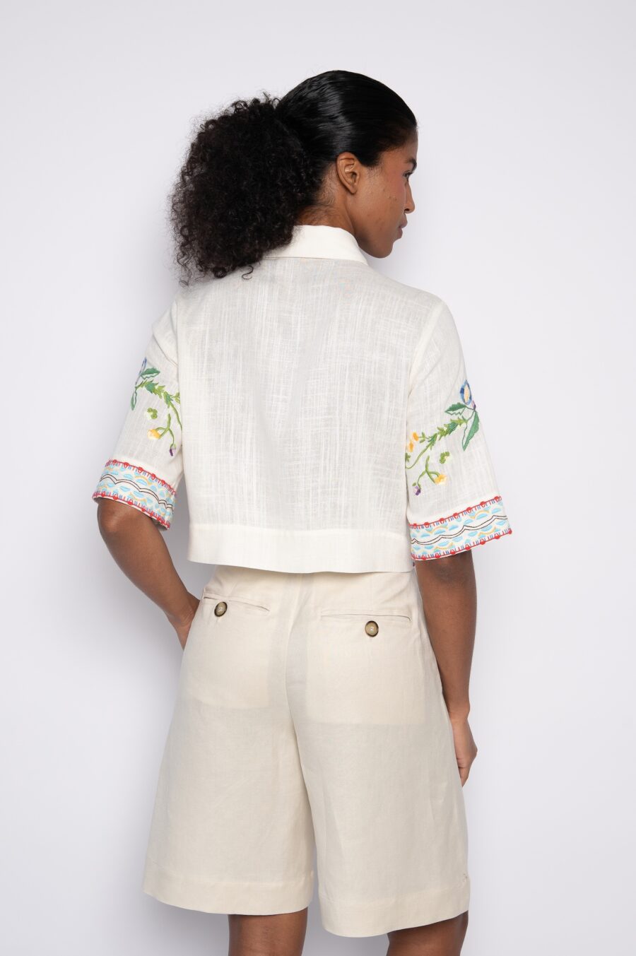 Camisa cropped com nervuras e bordado floral off white - Ana - Imagem 5