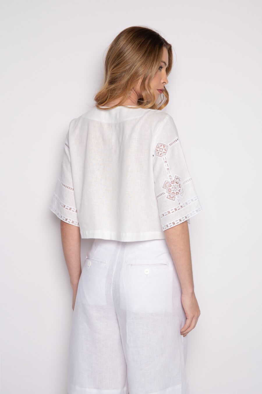 Blusa cropped com bordado em guipir branca - Andrea - Imagem 3