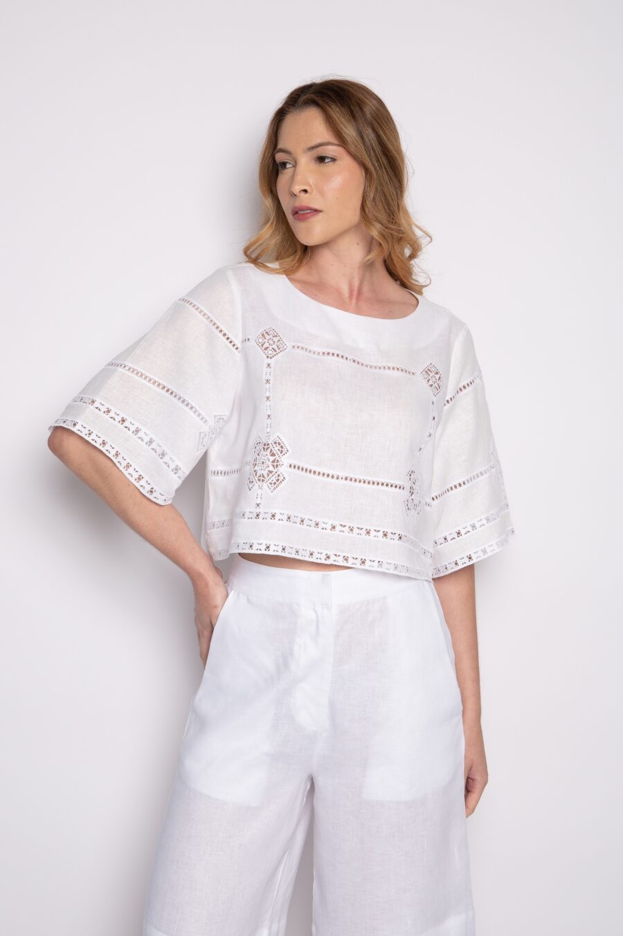 Blusa cropped com bordado em guipir branca - Andrea - Imagem 2